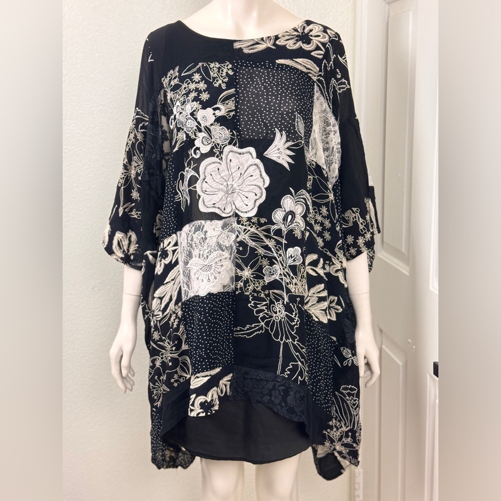 Liz & Me Black White Floral Patch WooTunic One Size. F60